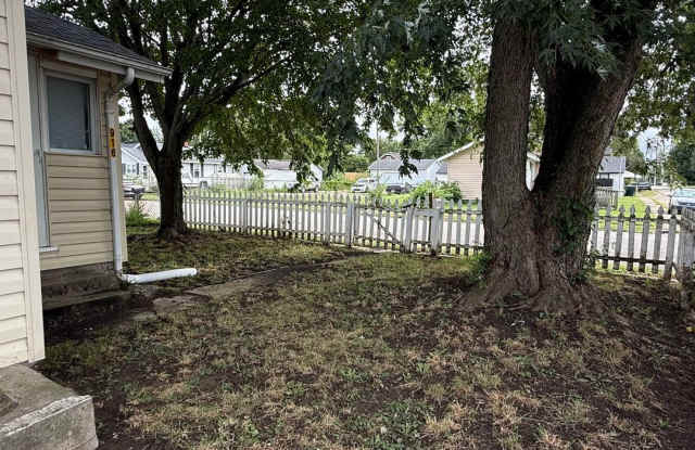 Cute - 2 Bedroom Renovated Home - Fenced Yard Gallery 4