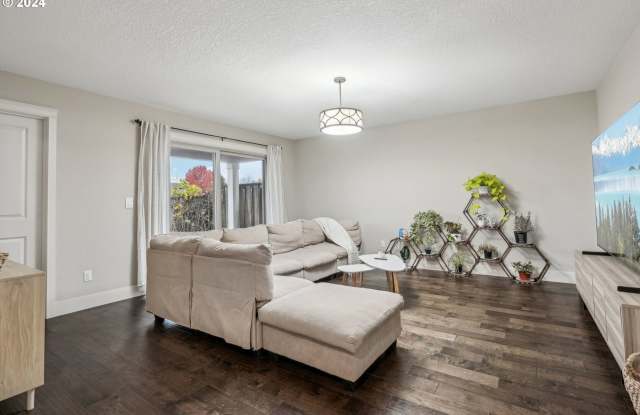 Check out this beautiful 4BD/3BA Townhome located in Beaverton!!! $500.00 Move-In Credit Gallery 4