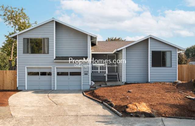 Three Bedroom Split-Level Home In Central Hillsboro - NEW PHOTOS - 1358 Southeast 29th Court, Hillsboro, OR 97123