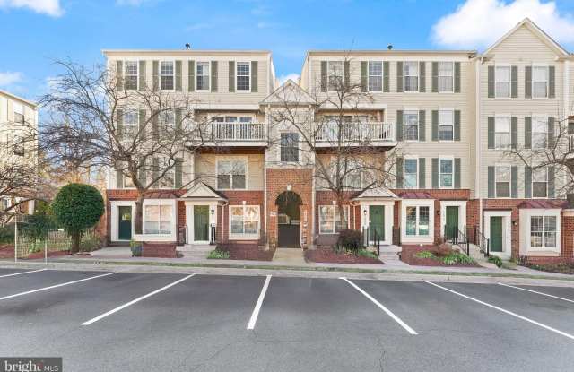 46956 COURTYARD Square unit: 300 photos photos