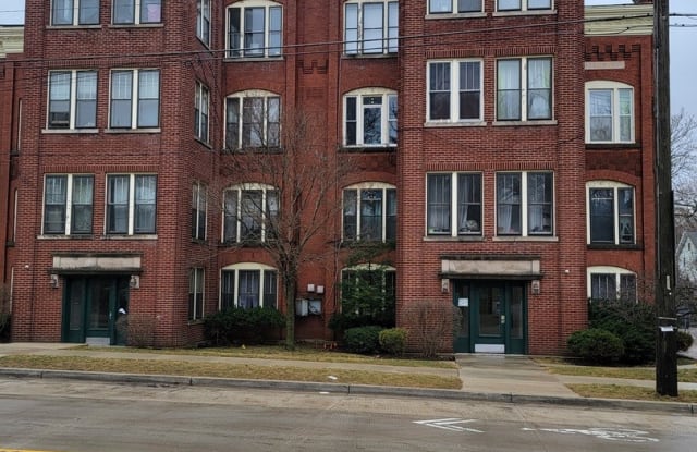 423 E Chicago Street - 423 East Chicago Street, Elgin, IL 60120