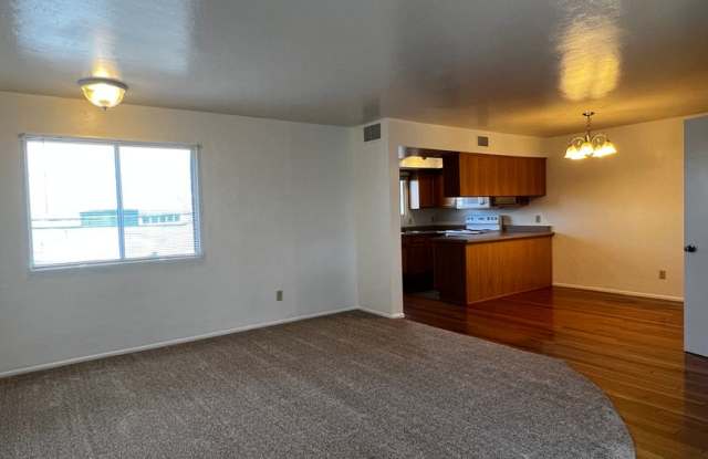 Upstairs Three Bedroom Condo ~ N. Prescott Gallery 3