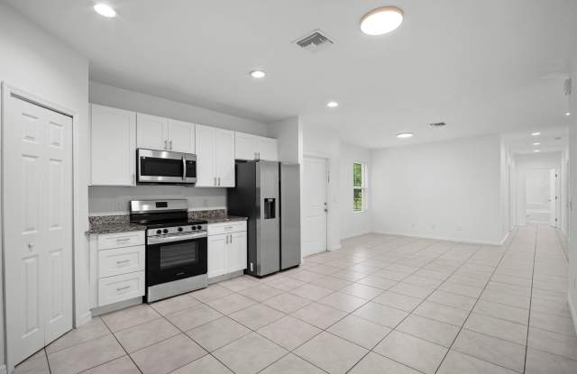 Gorgeous 4-bedroom, 2-bathroom House in Fort Myers photos photos