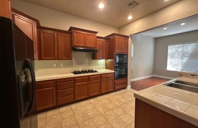 4 Bedroom Single Story Home in Gated Community Gallery 4