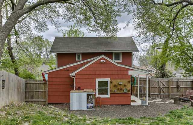 4138 Lloyd Street Gallery 3