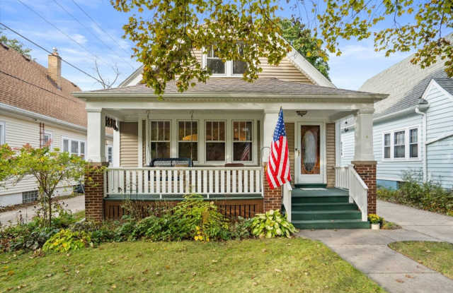 Charming 4-Bedroom Cape Cod for Rent in Shorewood photos photos