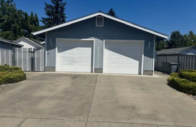 CLEAN SINGLE LEVEL 2 BEDROOM HOME/ WITH DETACHED GARAGE/ FENCED YARD photos photos