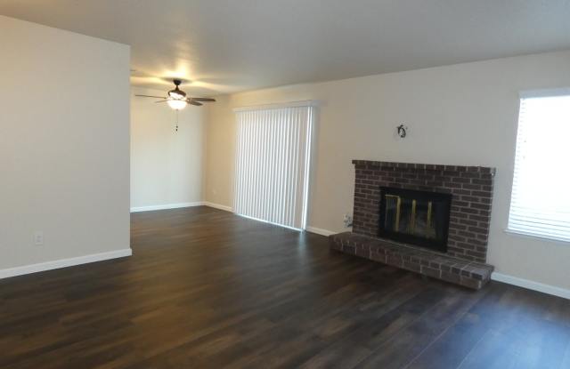 Townhouse Located Near School, Parks, Freeway Access! photos photos