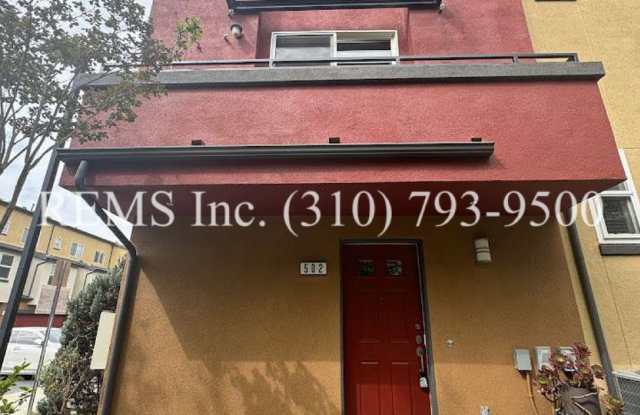 Spacious Three Level Townhome with Garage - 8620 Belford Avenue, Los Angeles, CA 90045