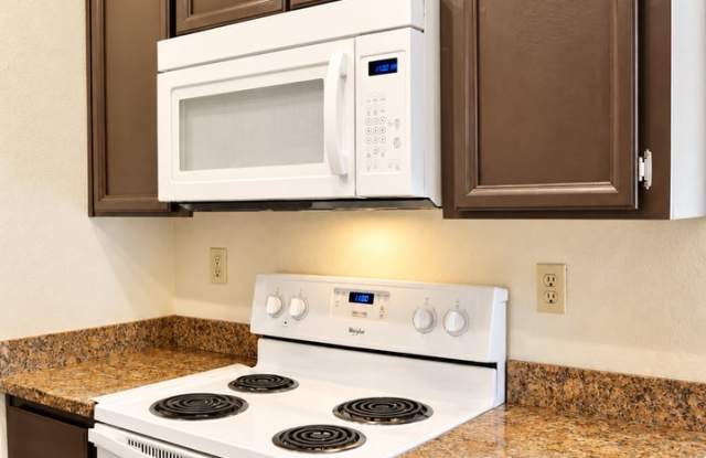 Homey 2-bedroom condo in Newark - convenient location! Gallery 4