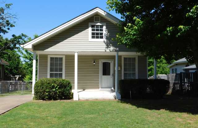 Cute 2 Bedroom 1 Bath House with Great Backyard Gallery 1