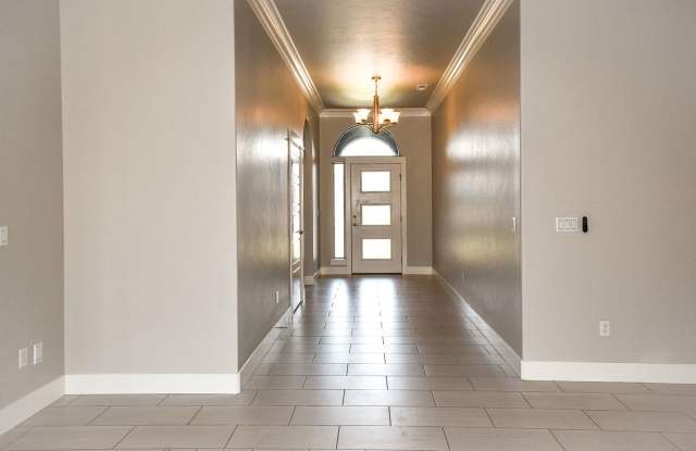 Single-Story Home in Horn Rapids Golfing Community-Half off one months' Rent! Gallery 3