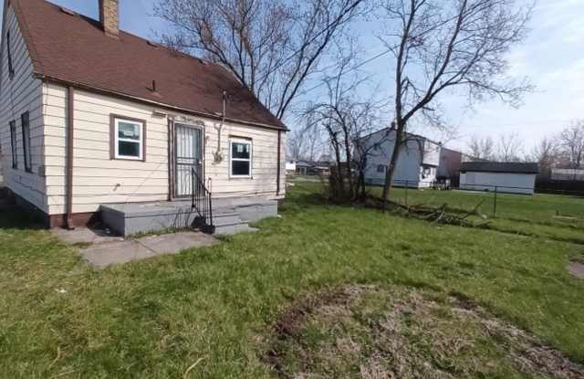 4 bed/1bath bungalow! Now Available! $1000/mo Gallery 3