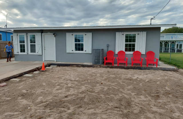 1123 South Live Oak Street - 1123 South Live Oak Street, Rockport, TX 78382