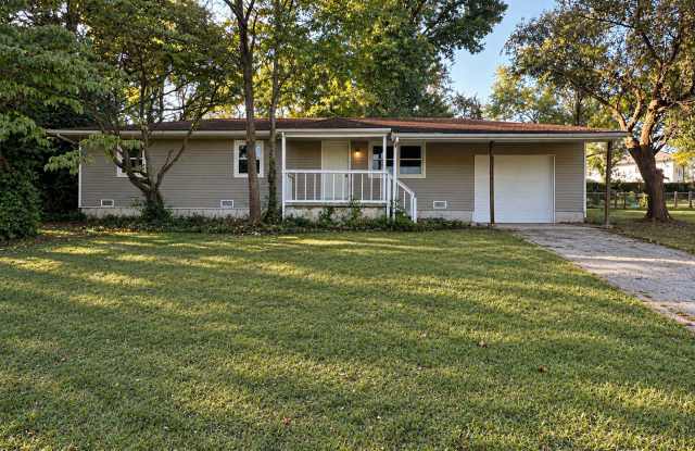 Beautiful 3-Bedroom Nixa Home with Large Backyard & Deck! Gallery 1