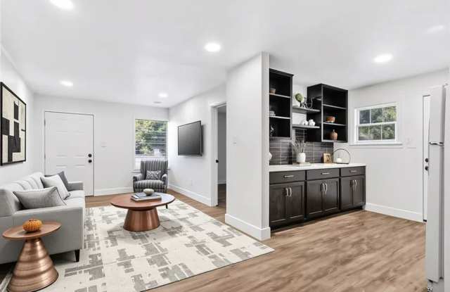 Charming 2 Bed / 1 Bath Duplex with Backyard Gallery 1