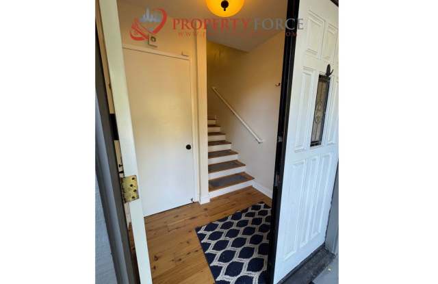 Private 3 bedroom 2.5 bath with 2 car attached garage Gallery 4