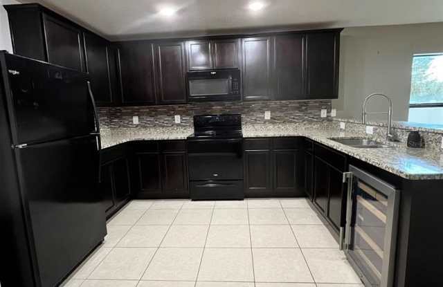 2121 HIBISCUS Place Gallery 2