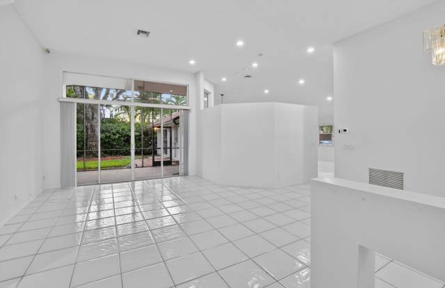 924 SPOONBILL Circle Gallery 3