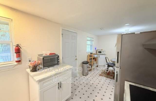 3032 Grady Road Gallery 3