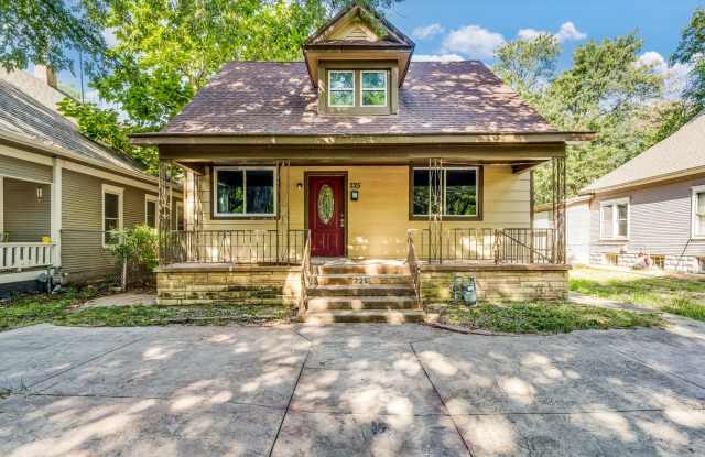 Classic 4 Bedroom 1 Bathroom Home near College Hill photos photos