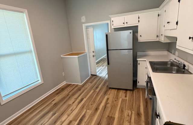 Remodeled! Walkable! 2 bedroom/1 bath Gallery 4