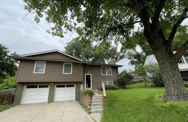 15112 Lincoln Cir – 3 Bed/2 Bath Split Entry in Millard School District | Fireplace, Deck, Fenced Yard photos photos