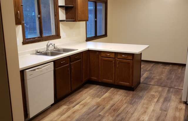 Beautiful 3 bedroom 2 bath Single Family Home In Neenah photos photos