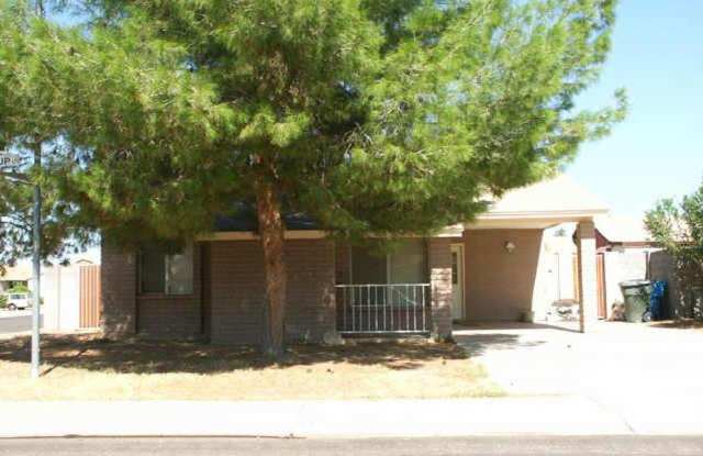 Awesome 2 bdrm house on corner lot in North Phoenix! photos photos