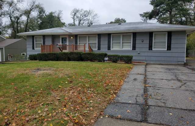 308 SW Highland St - 308 Southwest Highland Street, Lee's Summit, MO 64063