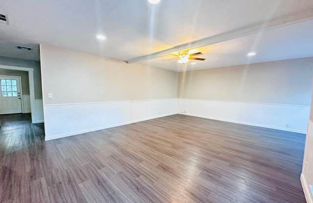 Beautifully renovated 5 bedroom, 3 bathroom home in Oak Grove! Gallery 3