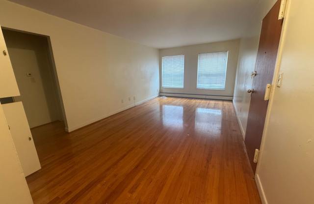 Beautifully-Maintained 1-Bedroom & Centrally Located to Everything You Need! Gallery 4