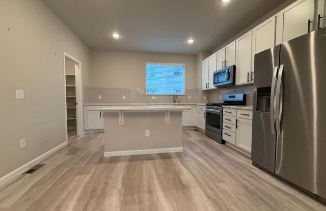 Well-appointed 2-bedroom, 2.5-bath townhouse in Lakewood for Rent Gallery 3