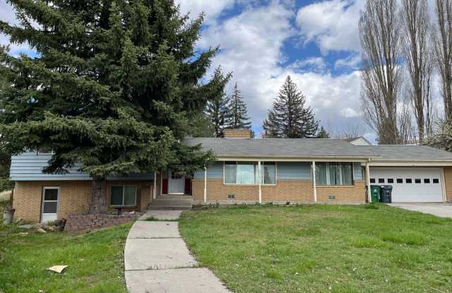 Spacious pet friendly 5 bedroom, 3 bathroom single family home on quiet cul-de-sac in Moscow ID - 812 Courtney Street, Moscow, ID 83843 Spacious pet friendly 5 bedroom, 3 bathroom single family home on quiet cul-de-sac in Moscow ID - 812 Courtney Street, Moscow, ID 83843