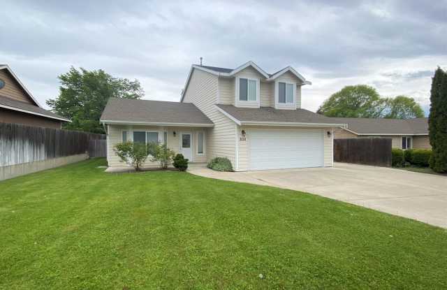Backyard Oasis: 3 Bedroom 2 Bath House Available! photos photos