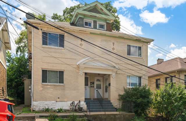 Recently Renovated, Pet Friendly, 3 Bedroom Apartment Close to Downtown Gallery 1