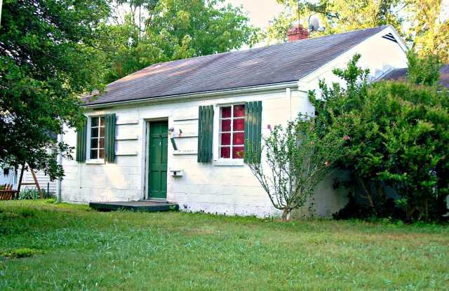 --AVAILABLE OCTOBER 30TH-- 2 BR / 1.5 BA West End home in quiet neighborhood - 6531 Fitzhugh Avenue, Henrico County, VA 23226