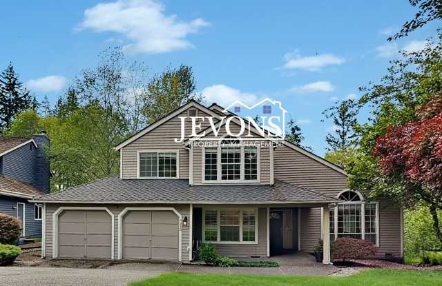 Spacious 4-bedroom home minutes from Lake Sammamish State Park – Top Schools and community amenities including swimming pool, tennis and basketball courts photos photos