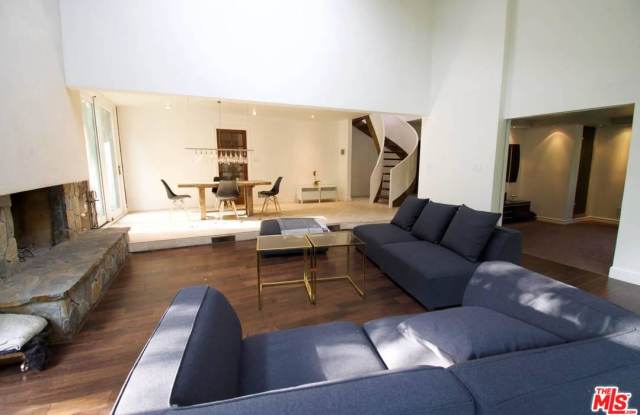 1561 CLEAR VIEW Drive Gallery 3