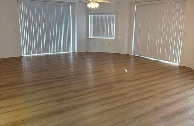 Riverfront condo, 3 bedroom with garage Gallery 4