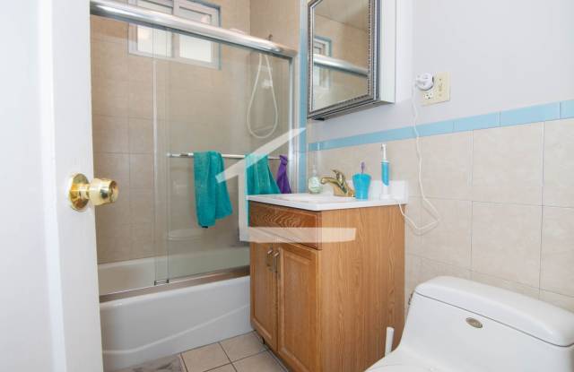 Huge 6 bed in Allston Gallery 3