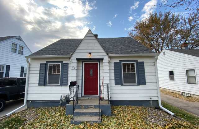 Charming 3 bed 1 bath House with Tons of Updates and Private Backyard! photos photos