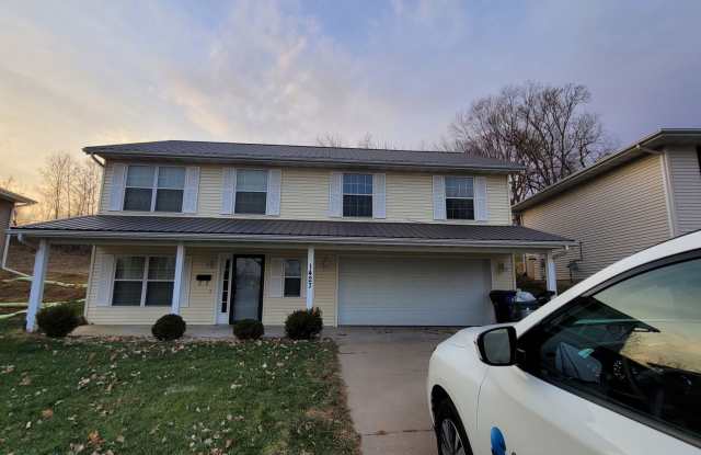 3 Bedroom 1.5 bath, 2 stall garage Great SE location. photos photos