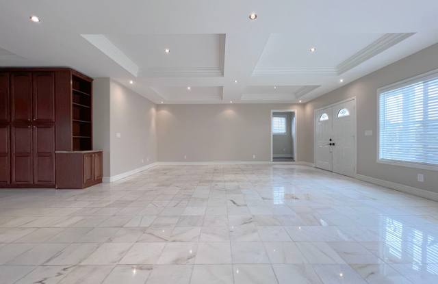 NEW AC - Bright & Spacious Single-Family Home with Pool Gallery 4