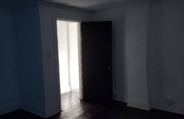 105 Dock Street Gallery 4