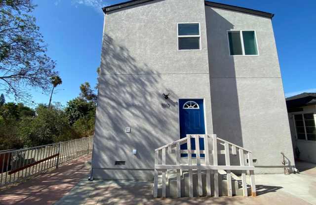 4BD/2BA, HUGE Yard! Gallery 3