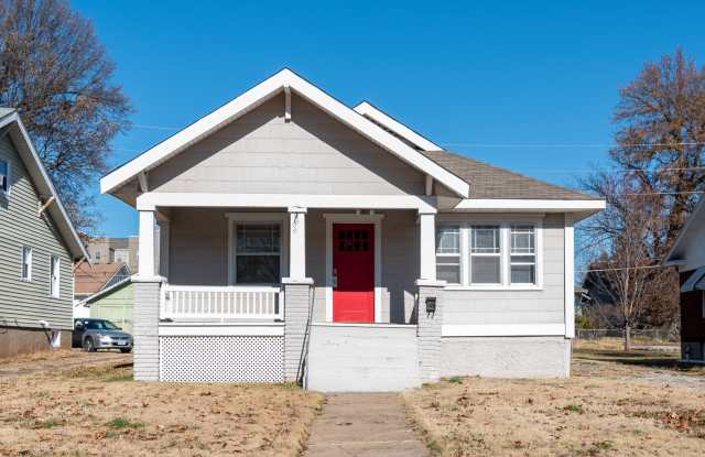 Available August 10! - 539 East Normal Street, Springfield, MO 65807 Available August 10! - 539 East Normal Street, Springfield, MO 65807