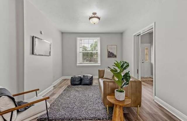 Beautifully remodeled near REGENT SQUARE - 6 BR, 1.5 Bath brick home on level double-lot. Gallery 3