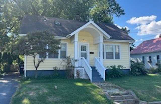 • Pack Your Bags! Fully Furnished 3BR Near Campus with Outdoor Space - 108 Alden Street, Syracuse, NY 13210