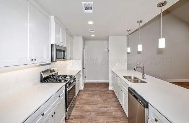 7617 WOODFORD Avenue Gallery 3